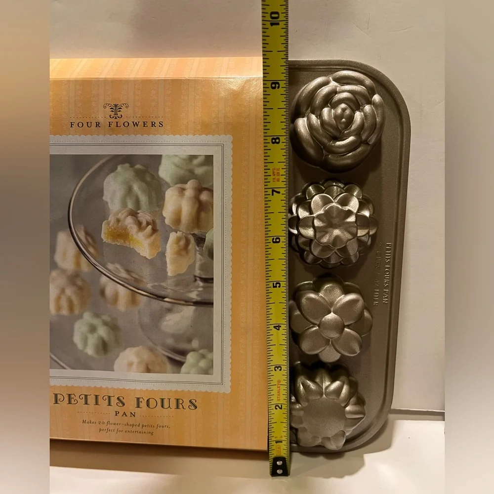 NWT WILLIAMS-SONOMA FOUR FLOWERS PETITS FOURS PAN.
